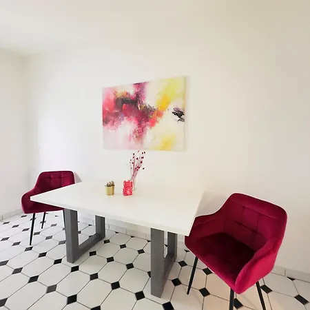 Moebliert-nahe Starlight Express In -wlan-netflix-loggia Oder Terrasse Apartment